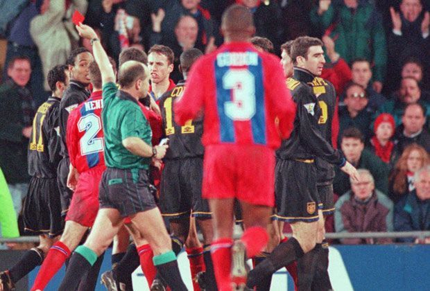 
                <strong>Eric Cantona</strong><br>
                Die frühere Manchester-Ikone Eric Cantona (r.) sprang einst einem pöbelnden Fan gegen Crystal Palace mit den Stollen voraus an. Dafür kassierte der Franzose eine Sperre von acht Monaten. Kurios: Dies alles geschah, nachdem Cantona wegen Schiedsrichterbeleidigung Rot sah.
              