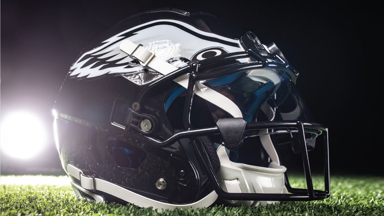 
                <strong>Philadelphia Eagles</strong><br>
                Auch die Philadelphia Eagles verzichten seit 2022 auf die Throwback-Helme in Hellgrün, stattdessen schlagen sie den Weg vieler anderer Teams ein und tragen Schwarz. Ansonsten hat sich auch bei dem Team aus Pennsylvania wenig getan. Die Flügel, die aus der Facemask herauskommen, sind auch schon Stilmittel des normalen Helms.
              