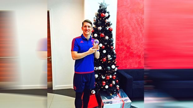 
                <strong>Bastian Schweinsteiger</strong><br>
                Bastian Schweinsteiger bedankt sich vor Weihnachten ebenfalls bei seinen Fans. Der deutsche Nationalspieler wurde trotz der medialen Kritik von den ManUnited-Anhängern zum Spieler des Monats Dezember gewählt! Stolz zeigt der 31-Jährige den entsprechenden Award.
              