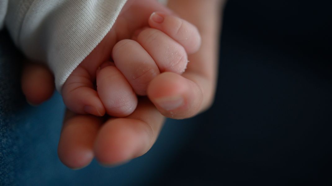 Erstmals sind in Großbritannien Babys zur Welt gekommen, die das Erbgut von drei Menschen tragen. 