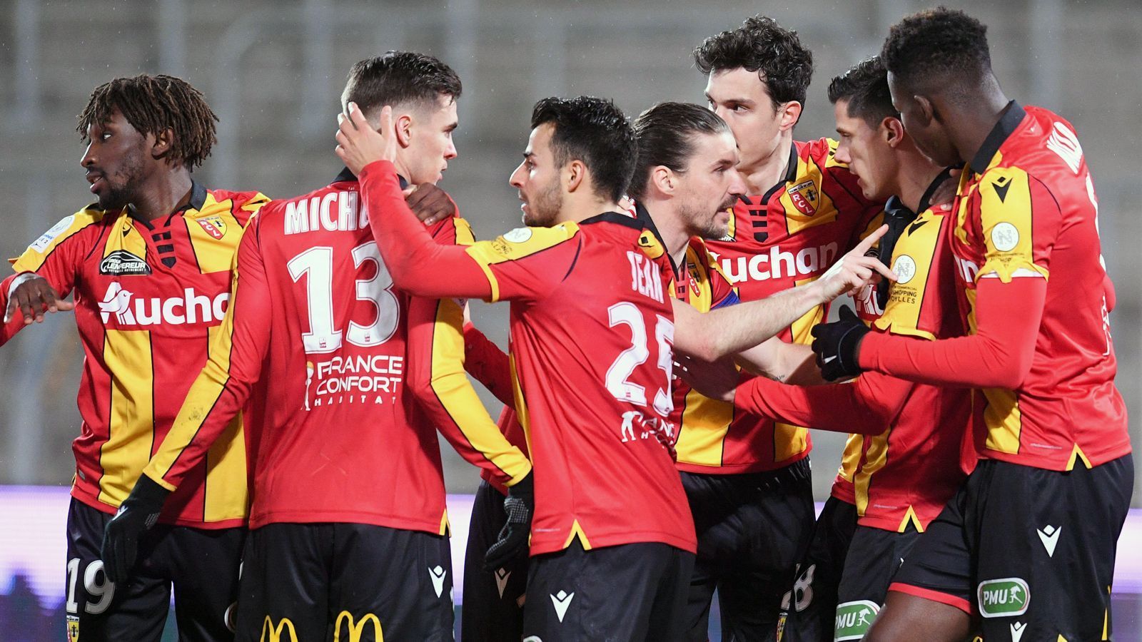 
                <strong>RC Lens (Frankreich)</strong><br>
                Fünf Saisons lang kämpfte der Traditionsklub RC Lens um die Rückkehr in die Ligue 1, 2020 ist dieser Schritt endlich gelungen. Mit 53 Punkten lag der Meister von 1998 zum Zeitpunkt des Saisonabbruchs hinter Lorient auf Platz zwei und stand damit als direkter Aufsteiger fest. Den ein oder anderen Neuzugang konnte Lens seit dem feststehenden Aufstieg bereits an Land ziehen, so kommt der bisherigen Bielefelder Jonathan Clauss zum Rückkehrer in die Ligue 1. 
              