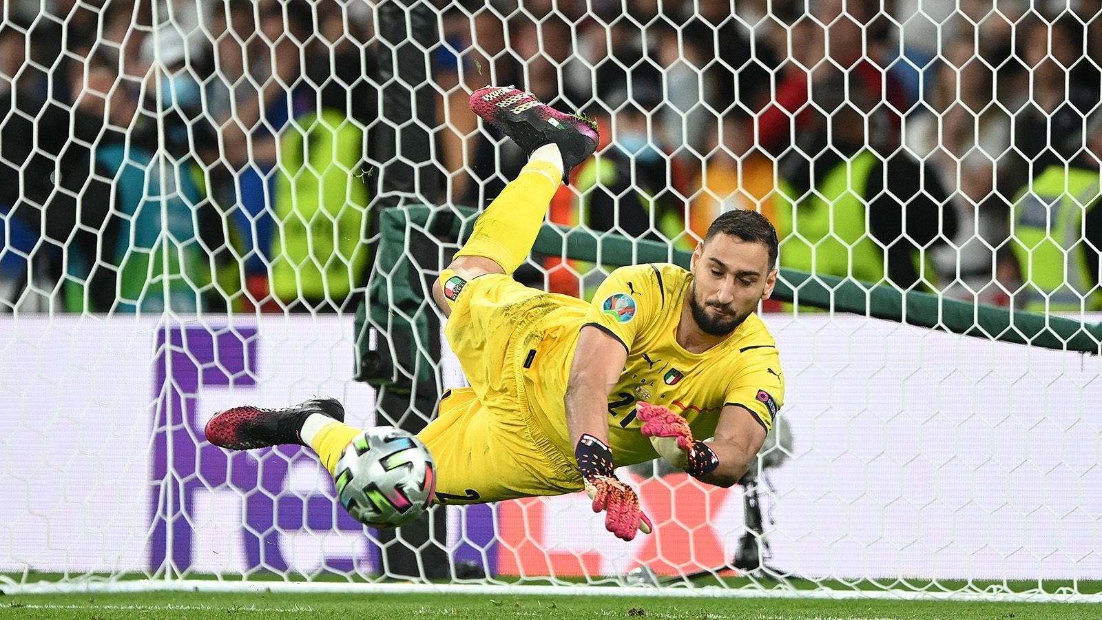 
                <strong>Tor: Gianluigi Donnarumma</strong><br>
                Der Europameister wechselte ablösefrei vom AC Mailand nach Paris und zählt bereits im Alter von 23 Jahren zu den besten Keepern der Welt. Geht nichts schief, wird Donnarumma die nächsten Jahre das Torwartspiel bei PSG prägen. 
              