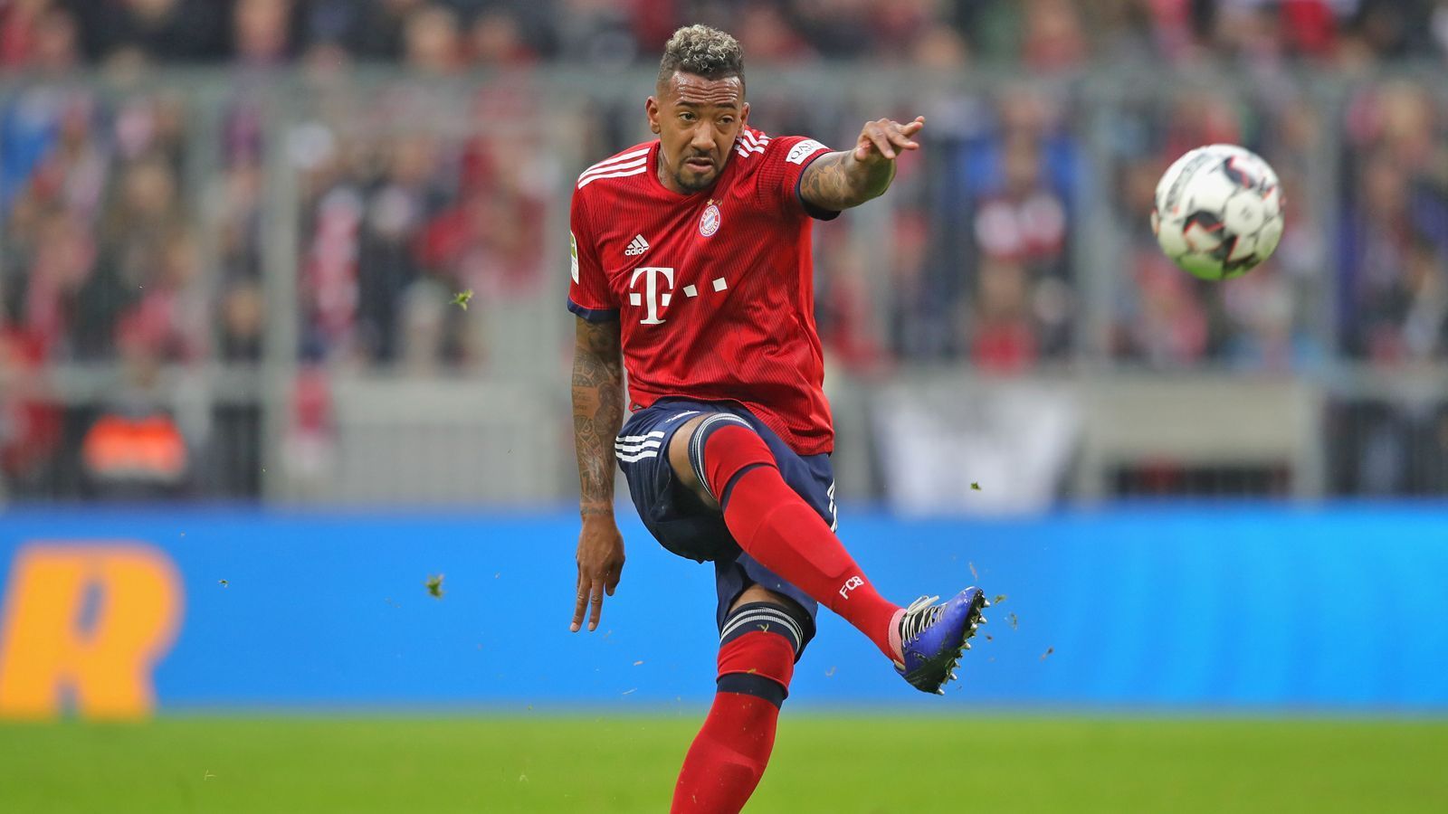 
                <strong>Innenverteidigung: Jerome Boateng</strong><br>
                Zuletzt stand Jerome Boateng zwar immer öfter in der Kritik und fand sich immer öfter auf der Bank wieder. Doch vor allem in seinen Anfangsjahren bei den Münchnern gehörte der mittlerweile 31-Jährige zur Creme de la Creme der europäischen Innenverteidiger-Gilde, war Abwehrchef der Triple-Mannschaft 2013. Körperlich robust, stark in der Spieleröffnung und eine Koryphäe in der Luft: Die 13,5 Millionen Ablöse, die die Bayern 2011 an Manchester City überwiesen, stellten sich als ein echtes Schnäppchen heraus.
              