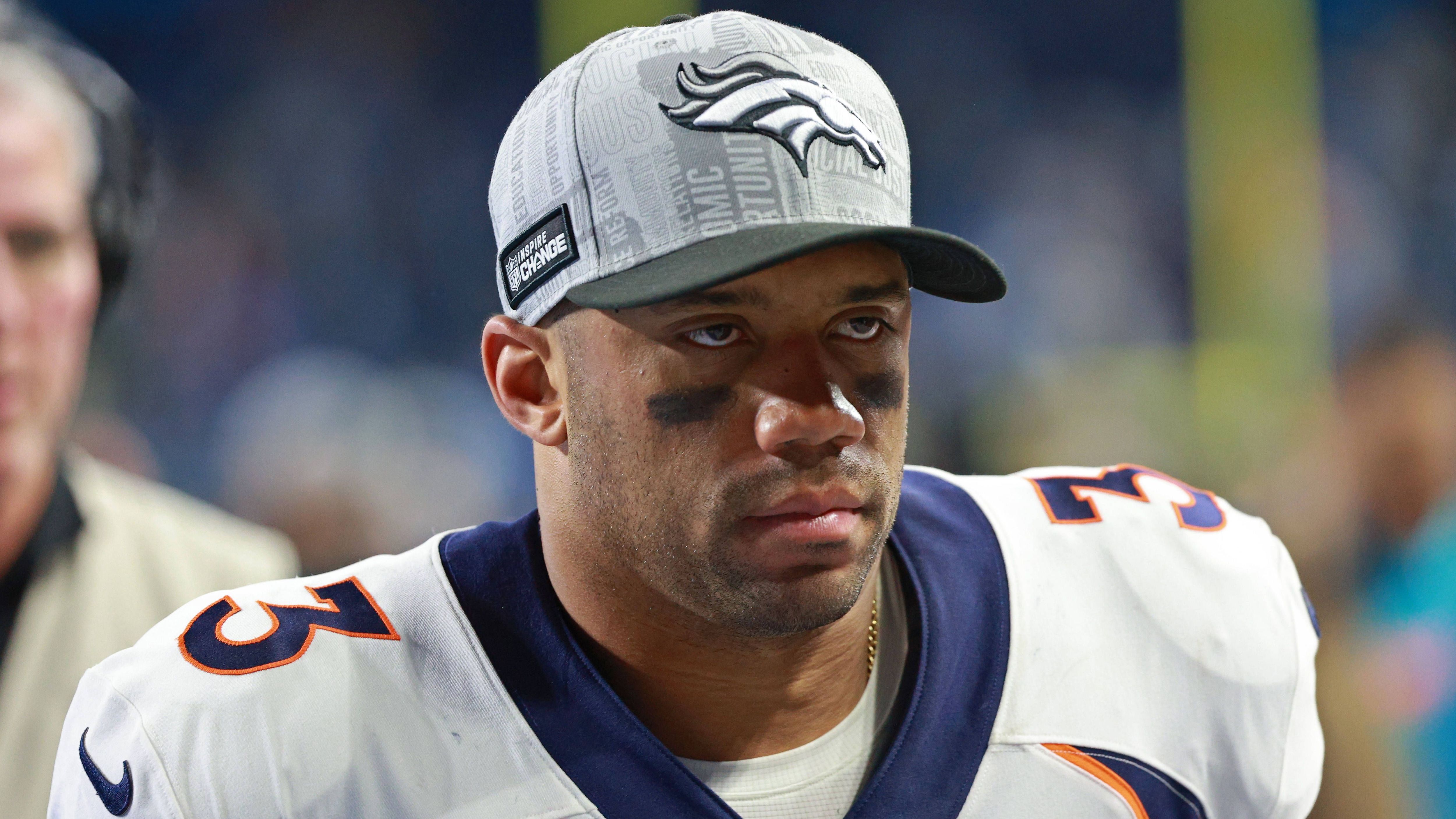 <strong>Russell Wilson (Denver Broncos) - 85 Millionen US-Dollar</strong><br>Nachdem die Denver Broncos Wilson im Jahr 2022 von den Seattle Seahawks geholt hatten, unterzeichnete er einen Fünfjahresvertrag über 245 Millionen US-Dollar. Nun wurde er entlassen und hinterlässt seinem alten Team nun den größten Dead Cap Hit der bisherigen NFL-Geschichte: Unfassbare 85 Millionen US-Dollar.