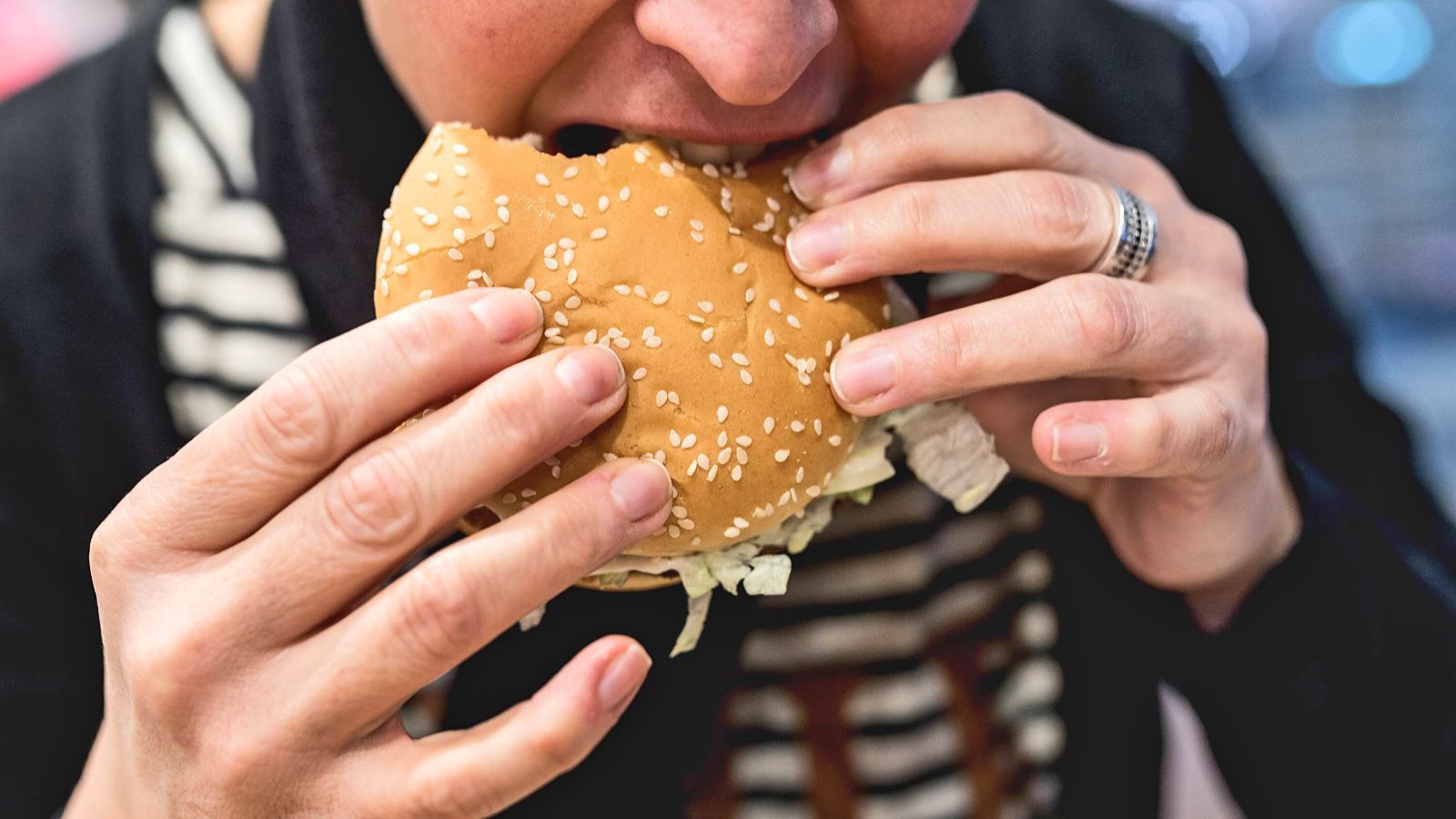 
                <strong>Burger King entschuldigt sich für WM-Kampagne</strong><br>
                Diese WM-Werbekampagne sorgte für richtig viel Kritik: Die Fast-Food-Ketter Burger King rief russische Frauen dazu auf, sich von einem WM-Star schwängern zu lassen - dafür sollte es dann für das Kind lebenslang Burger umsonst und oben drauf eine Geldprämie geben. Hintergedanke sei natürlich gewesen, "die besten Fußballgene zu bekommen", damit das Nationalteam Russlands auch in Zukunft starke Spieler habe. Die Reaktionen auf diese Kampagne waren für das Unternehmen verheerend, der Aufruf sei "sexistisch und erniedrigend". Nun wurde die Kampagne gestoppt, Burger King entschuldigte sich und gab gegenüber der Nachrichtenagentur AP an, dass der Aufruf "nicht unsere Marke und unsere Werte repräsentiert und wir Schritte unternehmen, um sicherzugehen, dass so etwas nicht noch einmal passiert".
              