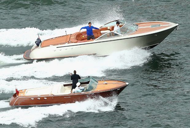 
                <strong>Wasser-Tennis mit Roger Federer und Lleyton Hewitt</strong><br>
                Und so entstehen spektakuläre Bilder direkt vor den Toren Sydneys.
              