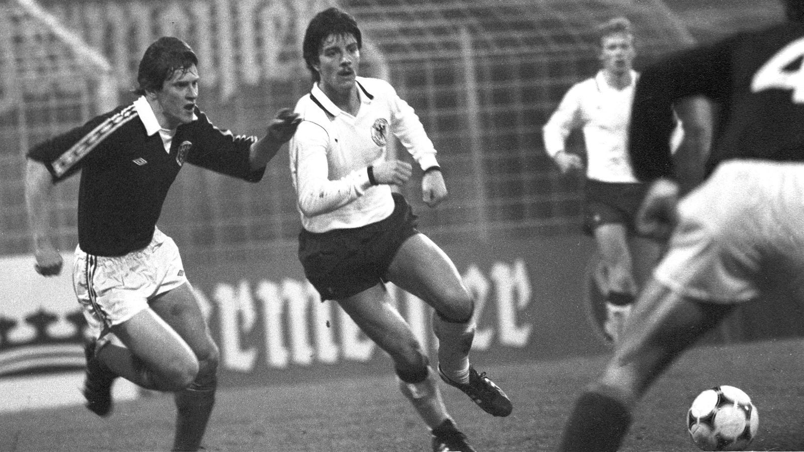 
                <strong>Löw mit U21-Geschichte</strong><br>
                Auch Bundestrainer Joachim Löw hat U21-Geschichte: Der einstige Mittelstürmer feierte sein Debüt für die Mannschaft ebenfalls beim ersten Spiel des Teams in Polen im Oktober 1979. Nach vier Einsätzen war seine U21-Zeit aber auch wieder vorbei.
              