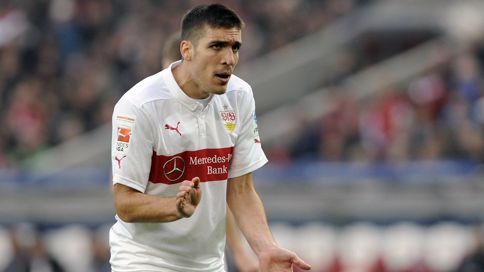 
                <strong>Oriol Romeu (VfB Stuttgart)</strong><br>
                Der VfB Stuttgart bediente sich ebenfalls im Sommer 2014 beim FC Chelsea und holte Sechser Oriol Romeu, der im Star-Ensemble der Londoner zum damaligen Zeitpunkt keine wirkliche Perspektive auf regelmäßige Einsätze hatte. Für die Schwaben war der Spanier, der einst bei Barca ausgebildet wurde, hingegen sofort eine feste Größe. In der gesamten Spielzeit kam er für den VfB zu 28 Pflichtspiel-Einsätzen, ehe es im Sommer 2015 für Romeu zurück nach London ging. Nach nur zwei Monaten bei Chelsea verkauften die "Blues" ihn dann an den FC Southampton, wo der mittlerweile 30-Jährige immer noch unter Vertrag steht. Für die "Saints" von Coach Ralph Hasenhüttl bestritt der Routinier bislang 256 Pflichtspiele.
              