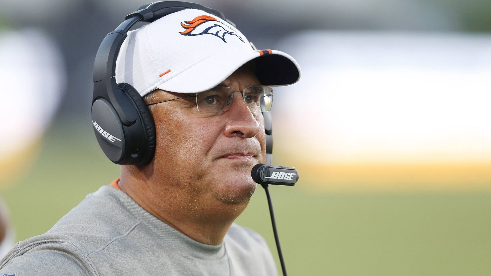 
                <strong>Vic Fangio (Denver Broncos)</strong><br>
                Die Broncos stehen erstmals seit 20 Jahren bei 0-4, bei einer weiteren Niederlage wären sie das erste Broncos-Team, das einen 0-5-Start hinlegt. Der erste Reflex ist nun mal der Head Coach, und Vic Fangio sorgt für Stirnrunzeln, weil viele Dinge, die als sicher galten – wie eine bombastische Defense – alles sind, nur nicht sicher. Die Defense ist anfällig, verliert Spiele wie zuletzt bei den Jacksonville Jaguars. Das Team ist gut genug für Siege, vor allem verpatztes Coaching hält es im Moment davon ab.
              