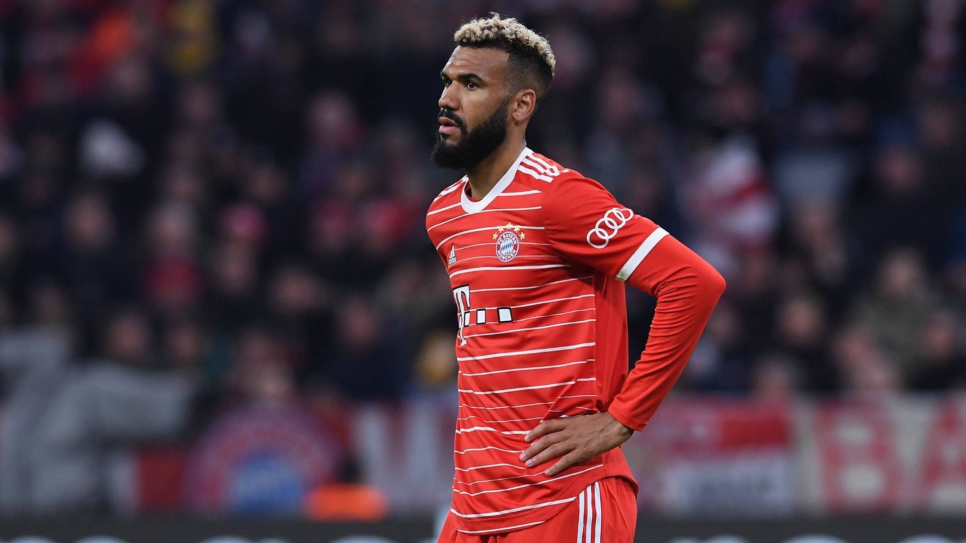 
                <strong>Eric Maxim Choupo-Moting</strong><br>
                Auch für Choupo-Moting wäre ein Transfer von Harry Kane keine gute Nachricht. In der abgelaufenen Saison war er bis zu seiner Knieverletzung, die ihn im Endspurt wochenlang außer Gefecht setzte, der Stürmer Nummer eins. Er profitierte auch davon, dass die Kalkulation des Klubs, den Abgang von Robert Lewandowski nicht durch einen neuen Mittelstürmer auffangen zu müssen, krachend scheiterte. Mit dem englischen Nationalspieler im Kader bliebe dem Kameruner wieder die Rolle des Edeljokers oder des Kane-Ersatzes in nicht ganz so wichtigen Spielen. Immerhin würde ihm diese Rolle durch seine lukrative Vertragsverlängerung finanziell versüßt.
              