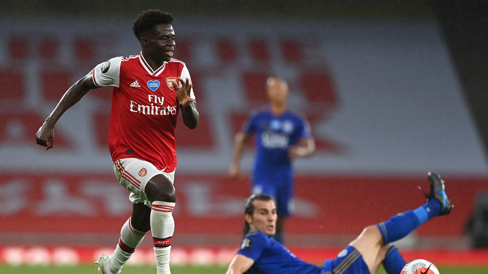 
                <strong>Bukayo Saka (FC Arsenal)</strong><br>
                "Er ist ein richtig guter Spieler" so Davies. Saka ist zwar erst 18 Jahre alt, aber zählt bereits zum Stammaufgebot der "Gunners". Wettbewerbsübergreifend absolvierte er in der abgelaufenen Saison 39 Spiele und wusste Cheftrainer Mikel Arteta von sich zu überzeugen. Der Engländer ist mit Abstand der jüngste Spieler auf Davies' Liste und wird den Fans des FC Arsenal wohl auch in den nächsten Jahren viel Freude bereiten.
              