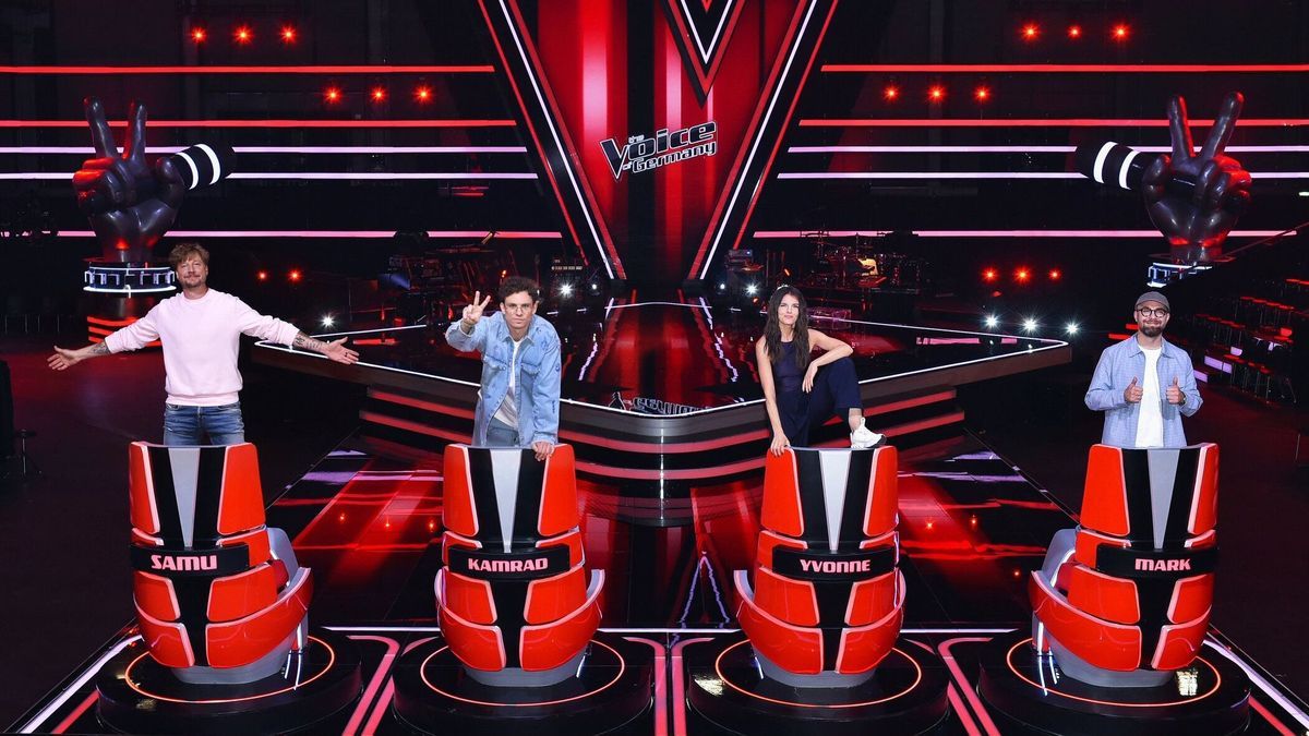 Die Coaches stehen auf ihren Stühlen bei "The Voice of Germany" 2024