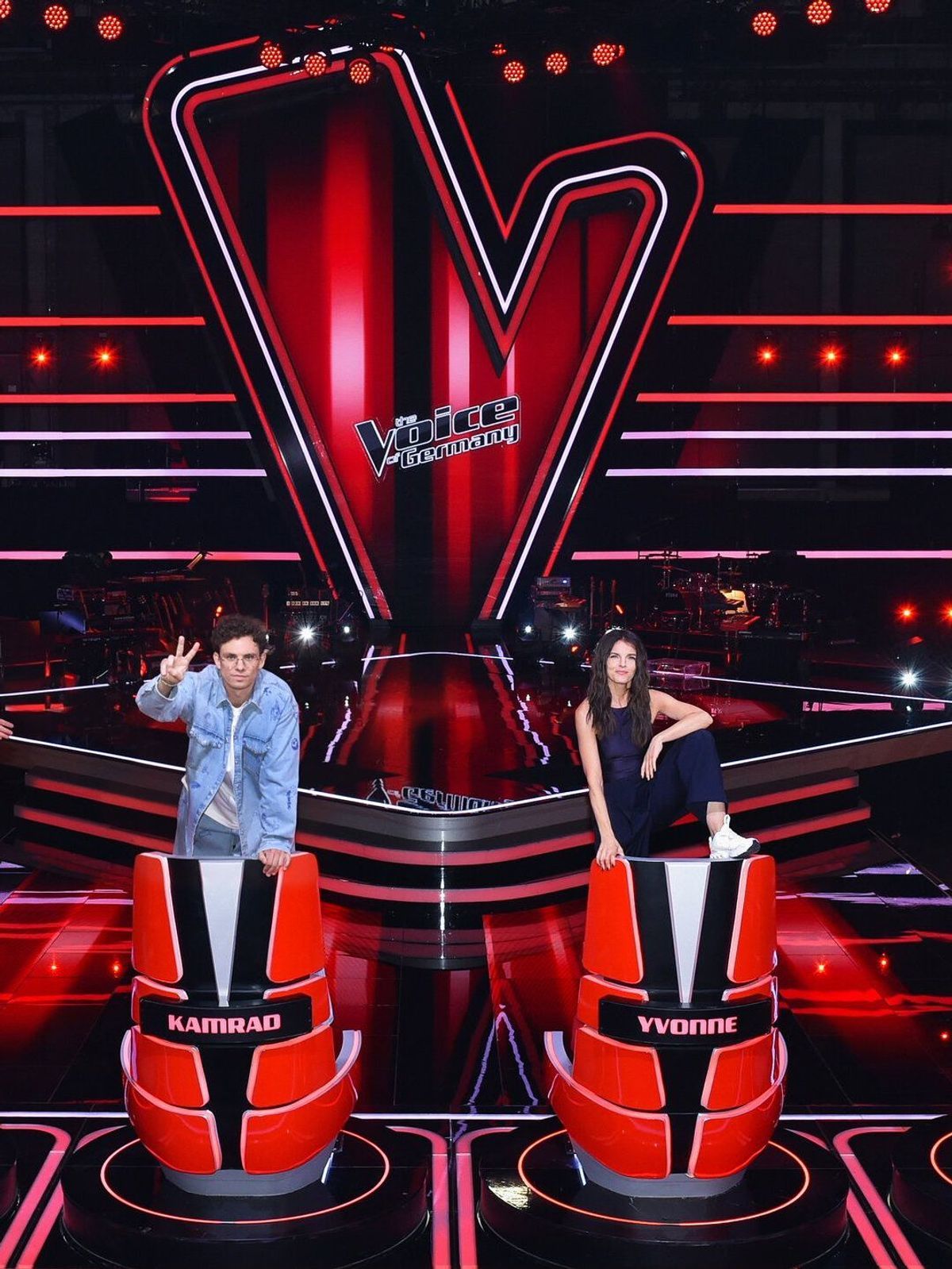 Die Coaches stehen auf ihren Stühlen bei "The Voice of Germany" 2024