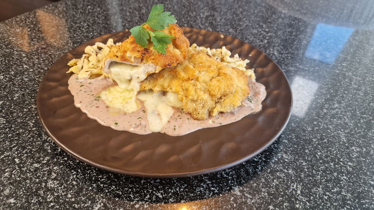 Wildschweinrücken an Thymianjus mit Püree von Steckrüben