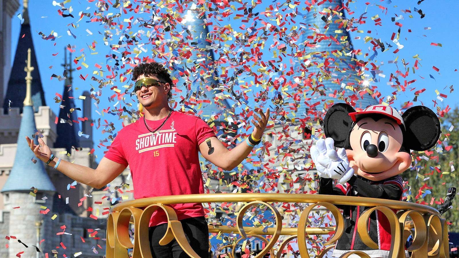 
                <strong>MVP Mahomes besucht Disney World</strong><br>
                Als Super Bowl MVP gab es für Patrick Mahomes traditionell eine Einladung nach Disney World in Orlando. Schon einen Tag nach dem Spiel stand der 24-Jährige zusammen mit Micky Maus auf einem Wagen bei einer Parade und hat damit seinen Kindheitstraum erfüllt. Bereits mit 17 Jahren twitterte der Quarterback, dass er sich genau das immer gewünscht hat. "Als ich diesen Tweet abgesetzt habe, konnte ich mir das gar nicht vorstellen, was das bedeutet. Es ist eines der besten Gefühle meines Lebens", sagte der Chiefs-Star bei dem Termin.
              