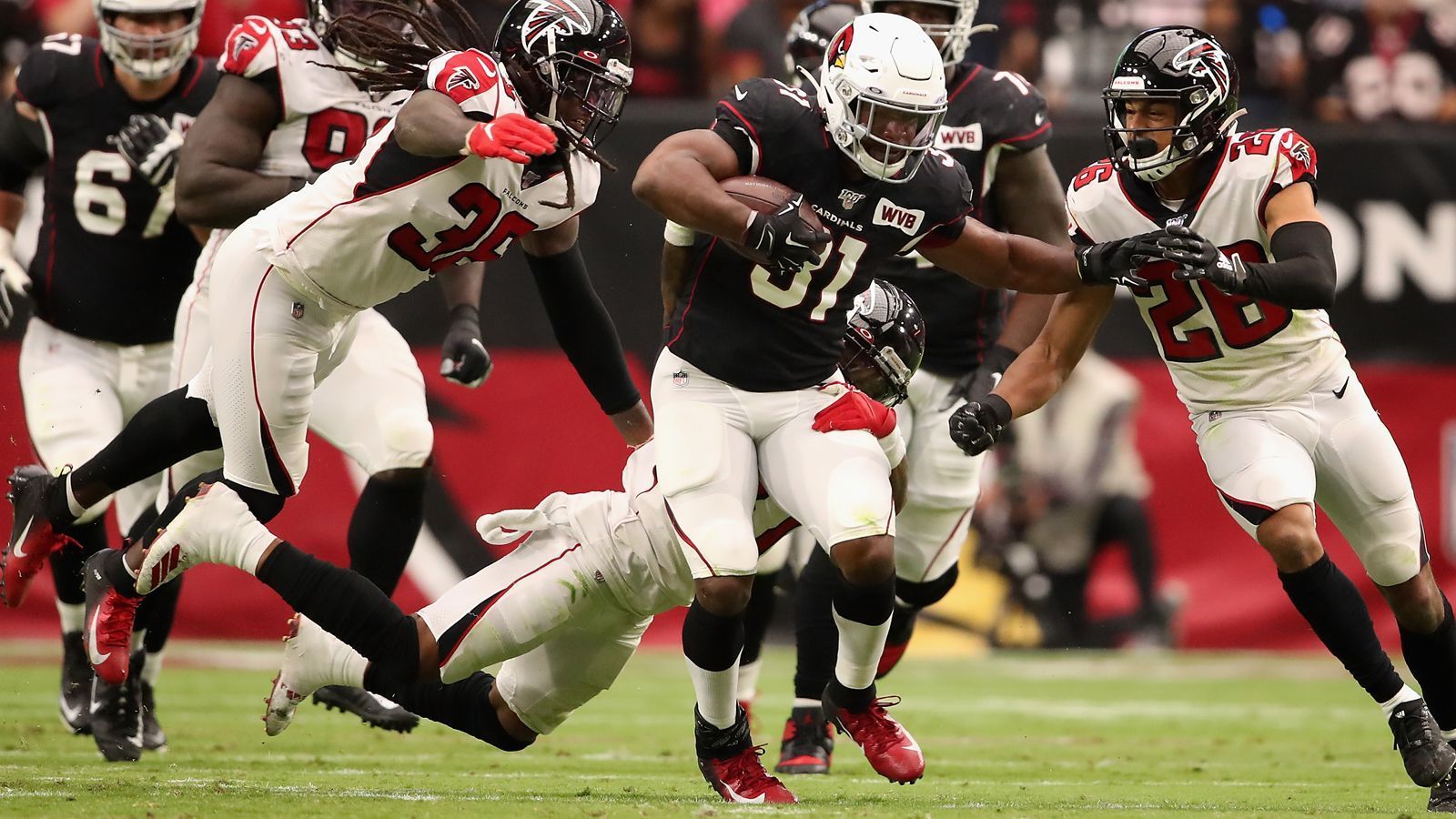
                <strong>Verlierer: David Johnson</strong><br>
                Einst wurde David Johnson als einer der besten Running Backs der Liga gehandelt. Doch zahlreiche Verletzungen zwangen den mittlerweile 28-Jährigen oft in die Zuschauerrolle. Diese hält er immer noch inne - obwohl er fit ist. Denn Kenyan Drake hat seinen Platz als Starter bei den Arizona Cardinals eingenommen. "Es ist schwierig für mich, wenn ich nicht spiele", sagte der 2016-Pro-Bowler.
              
