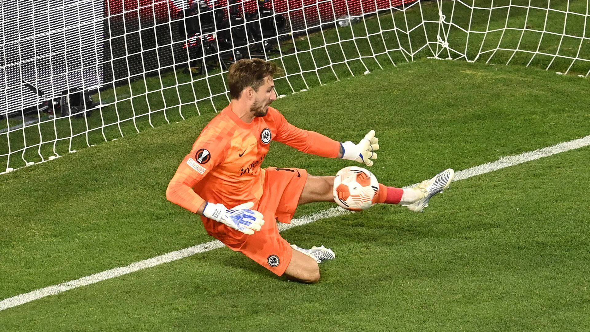 
                <strong>Kevin Trapp: Platz 6 bei den Torhütern</strong><br>
                Der Eintracht-Keeper hätte mindestens Platz fünf verdient gehabt. Mit seiner Parade im Elfmeterschießen gegen Aaron Ramsey von den Glasgow Rangers sicherte er im Finale seinem Team den Triumph in der Europa League. Auch in der Bundesliga gehörte Trapp zu den Besten.
              