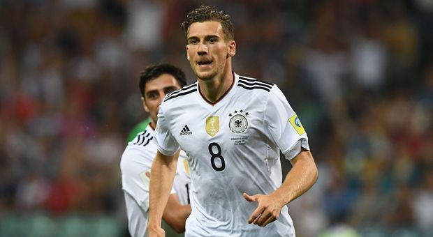 
                <strong>Leon Goretzka</strong><br>
                Sehr aggressiv, erzwingt den ein oder anderen Ballverlust der Mexikaner im Spielaufbau. Leitet beim 1:0 den Angriff mit einem klugen Pass auf Henrichs ein, dann schließt er volley aus 16 Metern ab. Und Goretzka legt 108 Sekunden später nach! Starker Hackenpass vor Werners Großchance kurz nach der Pause. Der Schalker holt sich viele Bälle - vom Gegner und vom Mitspieler - und stößt immer wieder mit in die Spitze - so muss ein Achter spielen! ran-Note: 1
              