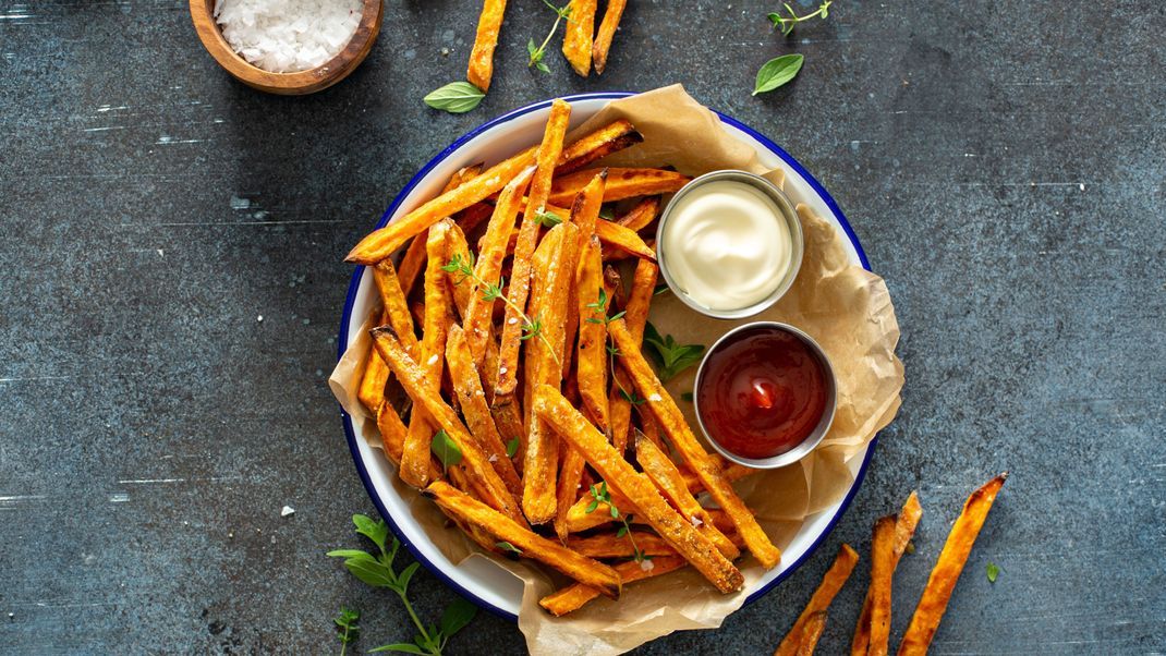 So werden Süßkartoffel-Pommes besonders knusprig.