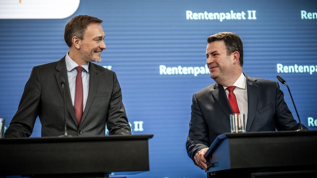 Christian Lindner (l., FDP), Bundesminister der Finanzen, und Hubertus Heil (SPD), Bundesminister für Arbeit und Soziales, geben ein Pressestatement zum geplanten Rentenpaket II.