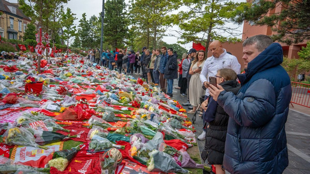 Blumen und Erinnerungsstücke für Diogo Jota in Anfield