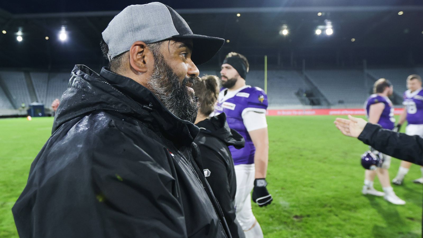 
                <strong>Der Head Coach der Raiders: Kevin Herron - Ehemals Gasttrainer der Oakland Raiders</strong><br>
                Kevin Herron, Sohn eines US-Soldaten, wuchs in Deutschland auf, durchlief mehrere Trainerstationen und wurde 2015 zum Head Coach der Munich Cowboys in der German Football League ernannt. Seit Dezember 2019 ist er der Head Coach der Raiders, für die er zuvor bereits als Defensive Coordinator tätig war. Er hospitierte mehrmals bei der Footballmannschaft der Florida State University und war außerdem Gasttrainer bei den Oakland Raiders in der NFL.
              