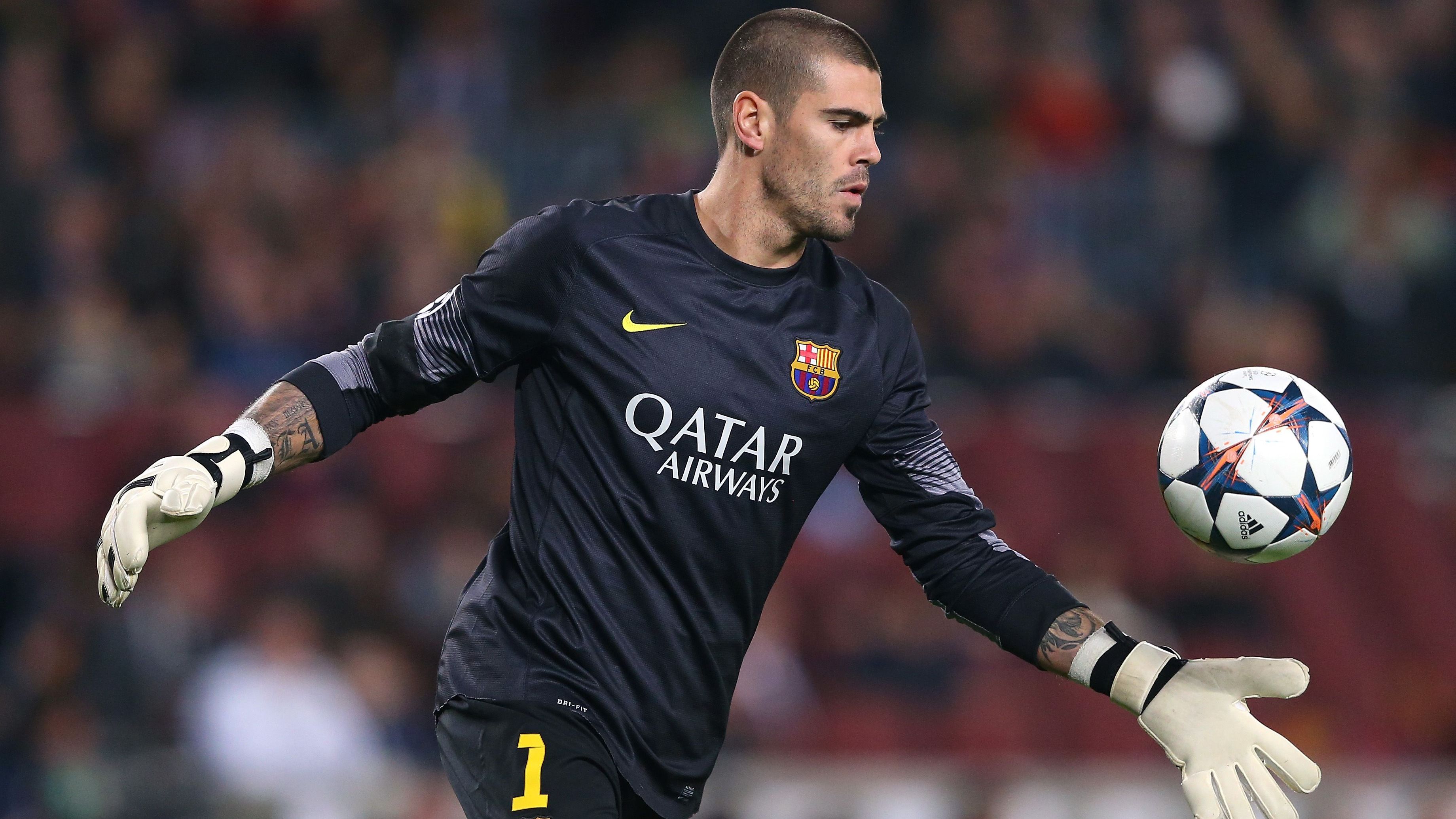 <strong>Platz 6: Víctor Valdés (ehemals u.a. Barca) - 45</strong><br>Der heute 42 Jahre alte Spanier war in der vielleicht glorreichsten Barca-Zeit Stammkeeper und gewann 2006, 2009 und 2011 gemeinsam mit Stars wie Ronaldinho und Messi die Champions League. Er selbst stand in Spanien meist im Schatten seines Landsmannes Iker Casillas und absolvierte auch nur 20 Länderspiele. Dennoch war er jahrelang eine Konstante.