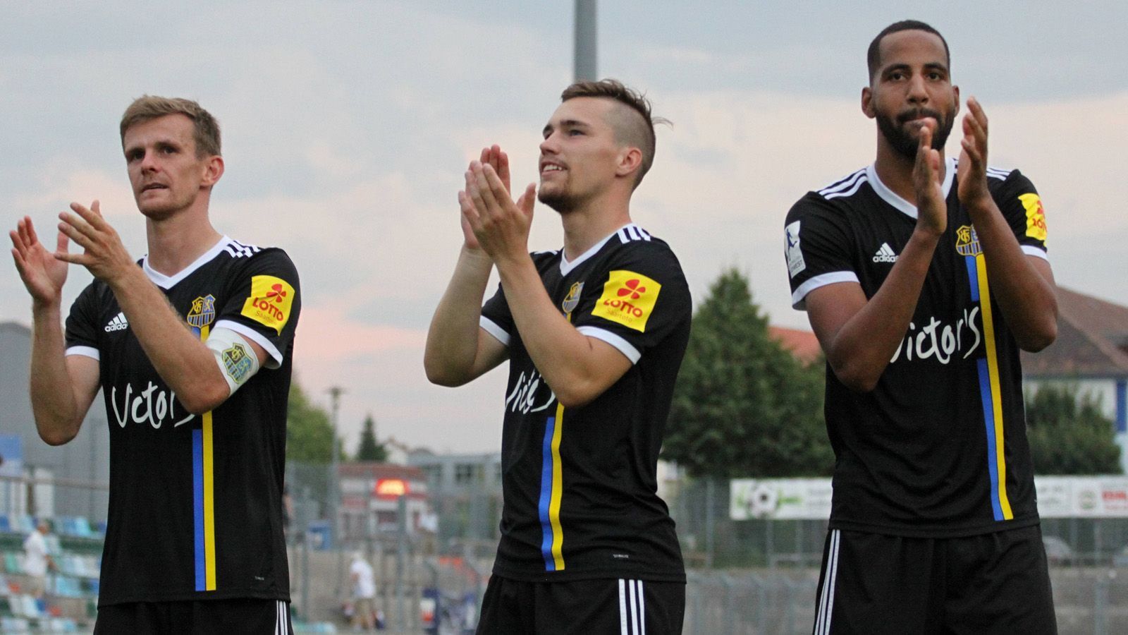 
                <strong>1. FC Saarbrücken (Regionalliga Südwest) </strong><br>
                Dank eines 2:1-Erfolgs gegen Elversberg im Saarlandpokal ist der FCS im diesjährigen DFB-Pokal vertreten. Gespielt wird allerdings im einige Kilometer entfernten Hermann-Neuberger-Stadion in Völklingen gegen Zweitligist Jahn Regensburg. Wie auch Aachen haben die Saarländer eine Bundesliga-Vergangenheit: 1963 zählte der 1. FC Saarbrücken zu den 16 Gründungsmitgliedern der Bundesliga, 1993 stieg man letztmalig ins Fußball-Oberhaus auf. Ab Mitte der 1990er-Jahre pendelte der Klub wegen finanziellen Problemen zwischen Zweit- und Drittklassigkeit, seit 2008 sind die Saarländer nur noch viertklassig.
              