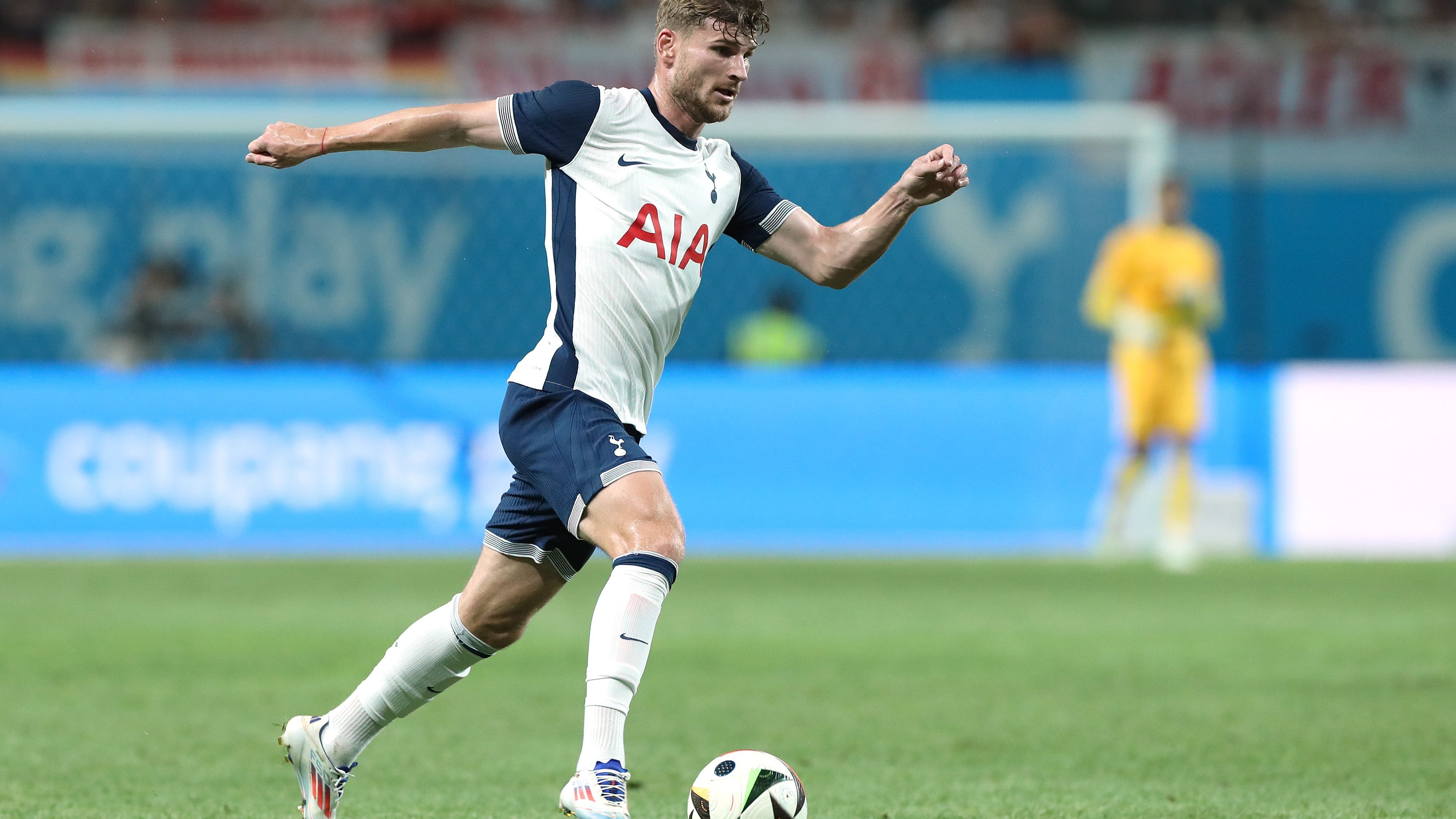 <strong>Timo Werner (Tottenham Hotspur)</strong><br>Eigentlich steht der 28-Jährige bei RB Leipzig unter Vertrag, doch die Spurs leihen ihn weiterhin aus. Seit Januar 2024 geht für den Verein aus London auf Torejagd, doch in Fankreisen wird seine Anstellung weiterhin kritisch gesehen. Trainer Ange Postecoglou hält jedoch einiges von Werner und verweist immer wieder auf dessen Erfahrung und Niveau. Zudem glaubt er, dass sich Werner weiter entwickeln wird und seine alte Form in Reichweite sei.&nbsp;