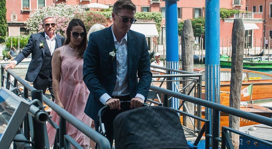 
                <strong>Bastian Schweinsteiger heiratet Ana Ivanovic</strong><br>
                Schweinsteigers Familie ist natürlich auch vor Ort. Bruder Tobias schiebt einen Kinderwagen, hinten ist Vater Alfred zu sehen.
              