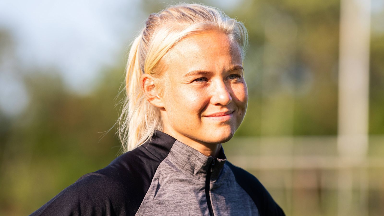 
                <strong>Europas Fußballerin des Jahres </strong><br>
                Europas Fußballerin des Jahres: Pernille Harder (FC Chelsea, Foto)Europas Torhüterin des Jahres: Sarah Bouhaddi (Olympique Lyon)Europas Verteidigerin des Jahres: Wendie Renard (Olympique Lyon)Europas Mittelfeldspielerin des Jahres: Dzsenifer Marozsan (Olympique Lyon)Europas Stürmerin des Jahres: Pernille Harder (FC Chelsea)Europas Frauen-Trainer des Jahres: Jean-Luc Vasseur (Olympique Lyon)
              