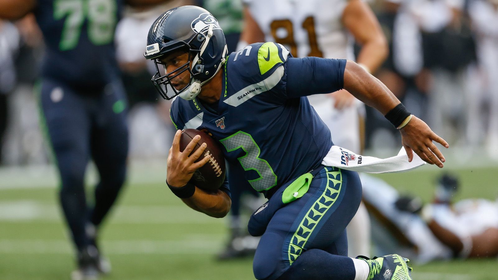 
                <strong>Quarterback: Russell Wilson</strong><br>
                Der Star-Quarterback glänzte trotz der Niederlage seiner Seattle Seahawks gegen die New Orleans Saints (27:33) mit einer starken Leistung. Zwei selbst erlaufene Touchdowns, zwei geworfene Touchdowns und insgesamt 406 Yards stehen in Wilsons Arbeitsnachweis.Gesamtpunktzahl: 90
              