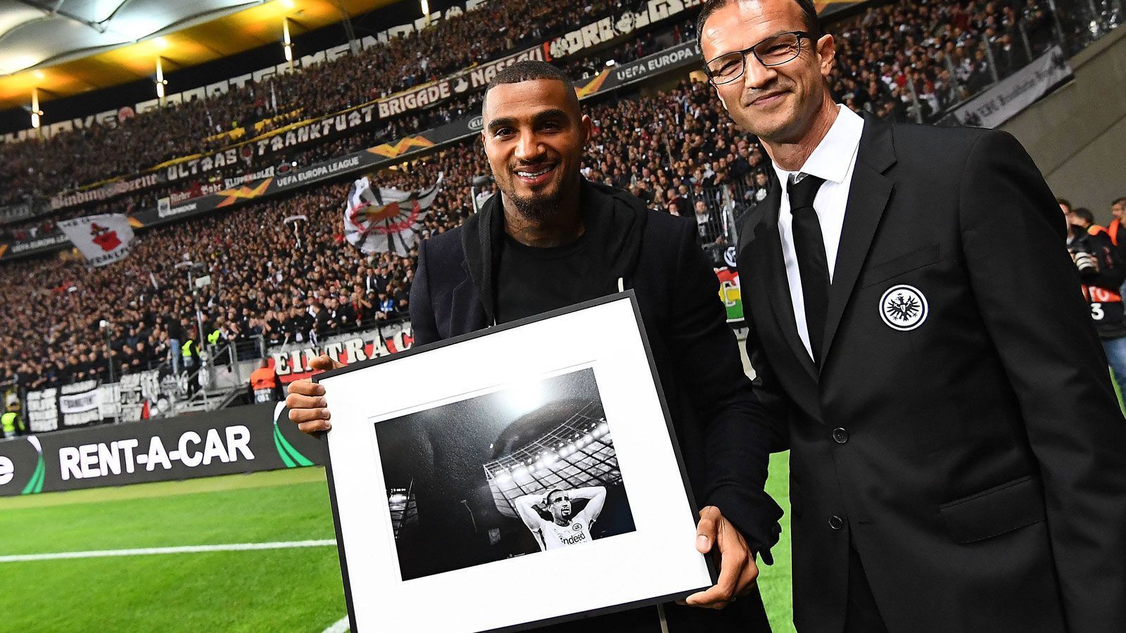 
                <strong>Ersatzbank: Kevin-Prince Boateng</strong><br>
                Nur eine Saison spielte Boateng in Frankfurt, trotzdem hat er seine Spuren hinterlassen. Ein echter Leader, ein echter Bad Boy auf dem Platz, der zur Eintracht passte wie die Faust aufs Auge. Was bleibt ist der Pokalsieg und das Zitat: "Bruda, schlag den Ball lang!"
              