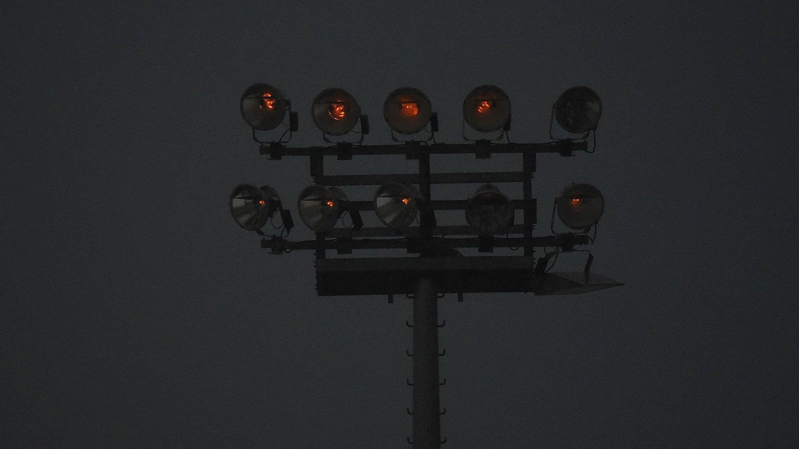 
                <strong>DFB-Pokal: Unwetter-Chaos in Sandhausen</strong><br>
                ... selbst das Flutlicht fällt zeitweise aus. Doch nach kurzer Zeit wird es im Stadion dann wieder hell.
              