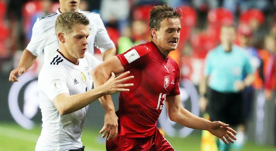 
                <strong>Matthias Ginter</strong><br>
                Neben Hummels zunächst der einzige in der Defensive, der auch wirklich zum Großteil defensiv ausgerichtet ist. Bei Kontern der Tschechen im Eins-gegen-Eins immer wieder gefordert, und nicht immer siegreich in den Zweikämpfen. Insgesamt relativ solide, aber auch mit ein paar Wacklern. ran-Note: 4
              