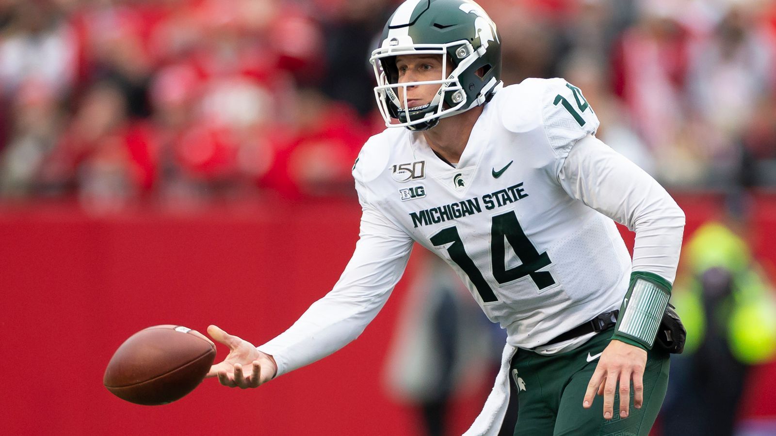 
                <strong>Brian Lewerke (Michigan State)</strong><br>
                Lewerke gehörte zu den Talenten, die auf eine Wahl gegen Ende des Draft hoffen durften. Er fiel allerdings durch, was durchaus an seinen schwankenden Leistungen gelegen haben könnte. Seine Zeit an der Michigan State war ein Auf und Ab.
              