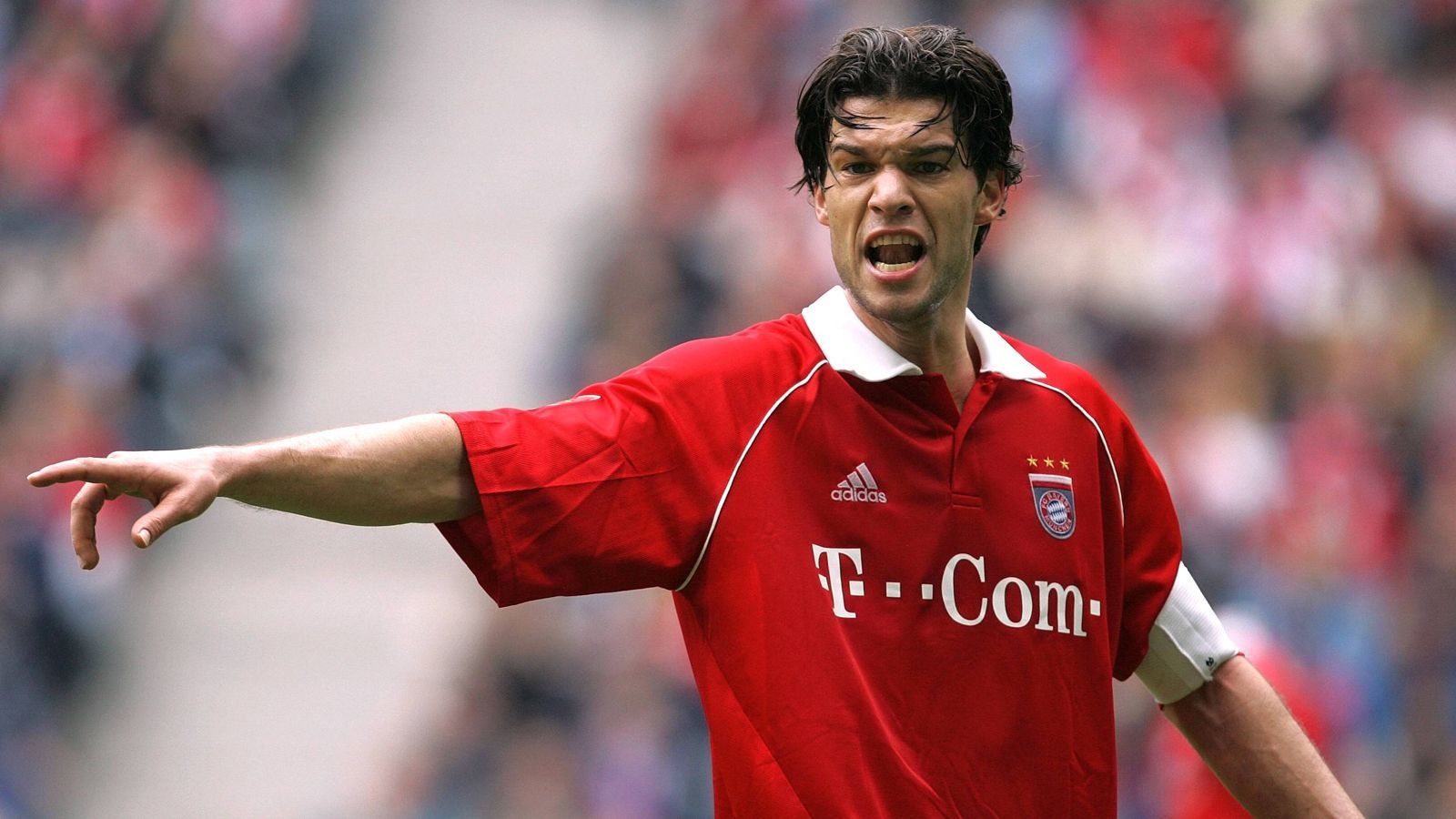 
                <strong>Platz 19 (geteilt): Michael Ballack (FC Bayern München)</strong><br>
                &#x2022; Strafe: 25.000 Euro<br>Auch Michael Ballack wurde vom deutschen Rekordmeister zur Kasse gebeten, als er sich im Interview mit dem "Kicker" eine offensivere Rolle unter Trainer Ottmar Hitzfeld wünschte. Für seine öffentliche Kritik am Trainer brummte der Verein seinem Nationalspieler 25.000 Euro auf. Seinen Fehler hatte Ballack später eingesehen, vor der Strafe konnte ihn seine Reue aber nicht schützen.
              