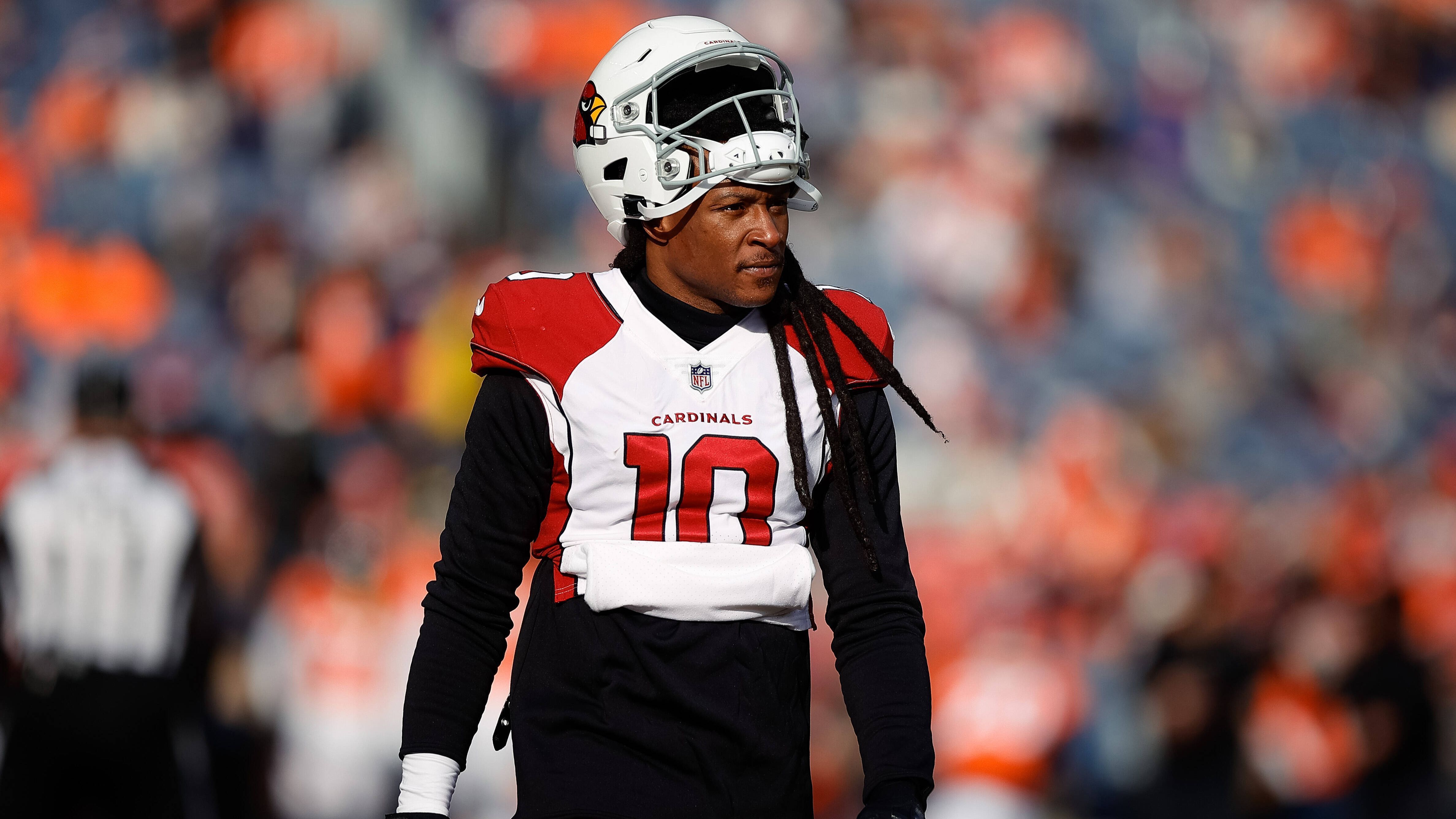 
                <strong>Buffalo Bills</strong><br>
                Die Buffalo Bills können sich wohl das Mega-Gehalt von Hopkins nicht leisten, versuchen den Receiver aber offenbar mit einem anderen Plan in ihr Team zu locken: Wie Jeff Darlington von "ESPN" berichtet, wollen sie, dass Hopkins für weniger Geld unterschreibt, dafür aber einem Ring hinterherjagen kann. Bei den Bills würde der 30-Jährige an der Seite von Stefon Diggs und Gabriel Davis spielen und damit die Receiving Corps noch einmal stärker machen. Jedoch soll die Franchise im Vergleich mit den anderen Teams wie den Titans und Patriots im Hopkins-Poker mit angeblich fünf Millionen US-Dollar am wenigsten Geld für die Gehaltsobergrenze zur Verfügung haben.
              