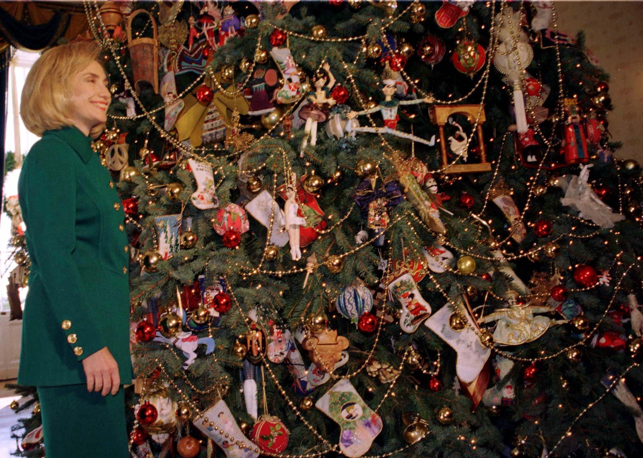 Auch im folgenden Jahr 1996 präsentierte Hillary Clinton wieder im grünen Kostüm die Weihnachtsdeko im Weißen Haus. F

HILLARY CLINTON