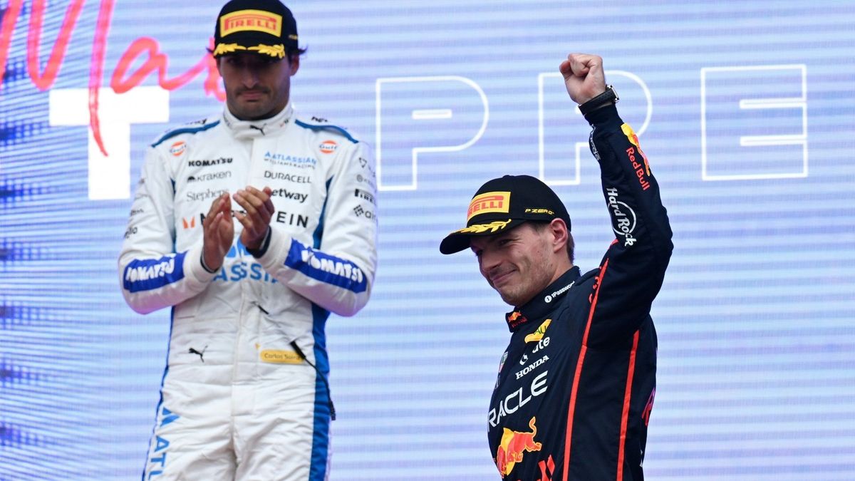 Max Verstappen (r.) und Carlos Sainz