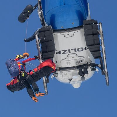 Archivbild, Bayern, Oberaudorf: Ein Bergwachtmann und ein geretteter Mensch werden bei einer Lawinenübung des Alpinen Einsatzzuges der Polizei und Bergwacht in einen Polizeihubschrauber gezogen. 