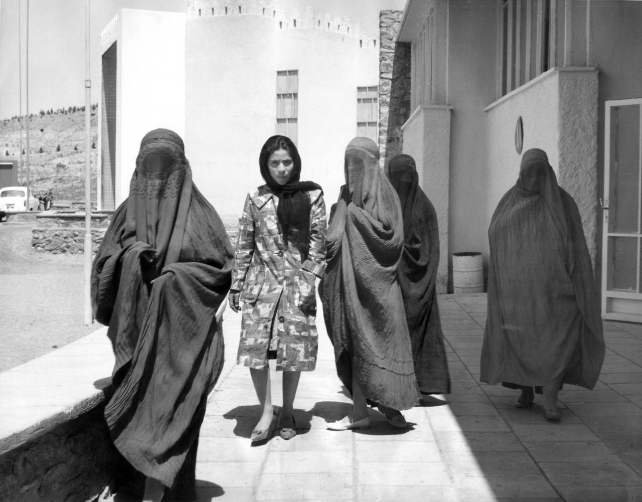 Männer mit langen Haaren und Frauen in bunten, kurzen Kleidern - der Lebens-Stil der Hippies sorgte unter den Konservativen für Kritik, doch immer mehr junge Afghan:innen mit westlichem Look tummelten sich in den Straßen Kabuls - wie dieses Bild zeigt.