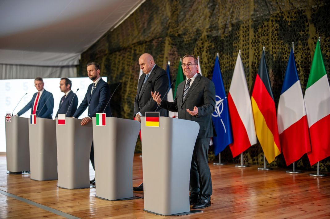 Boris Pistorius (rechts) mit seinen Amtskollegen nach dem Fünfertreffen europäischer Verteidigungsminister im Januar in Warschau. (Archivbild)