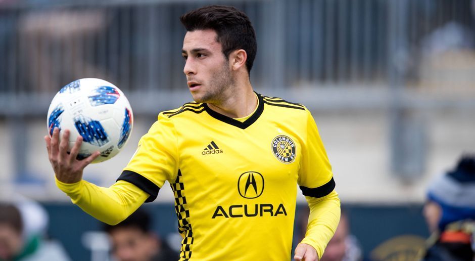 
                <strong>Linker Verteidiger: Milton Valenzuela (Columbus Crew)</strong><br>
                Milton Valenzuela dürfte den Wenigsten bekannt sein. Der 19-Jährige ist aktuell vom argentinischen Erstligisten Newell's Old Boys an Columbus Crew ausgeliehen und spielt zum Saisonstart groß auf. Vier Spiele, ein Tor, eine Vorlage - Tabellenführung mit dem Klub. Das nennen wir mal einen Traumstart! Valenzuela ist zudem U20-Nationalspieler Argentiniens. Auffallend: der technische versierte Valenzuela ist Rechtsfuß und spielt am liebsten als Linksverteidiger.
              