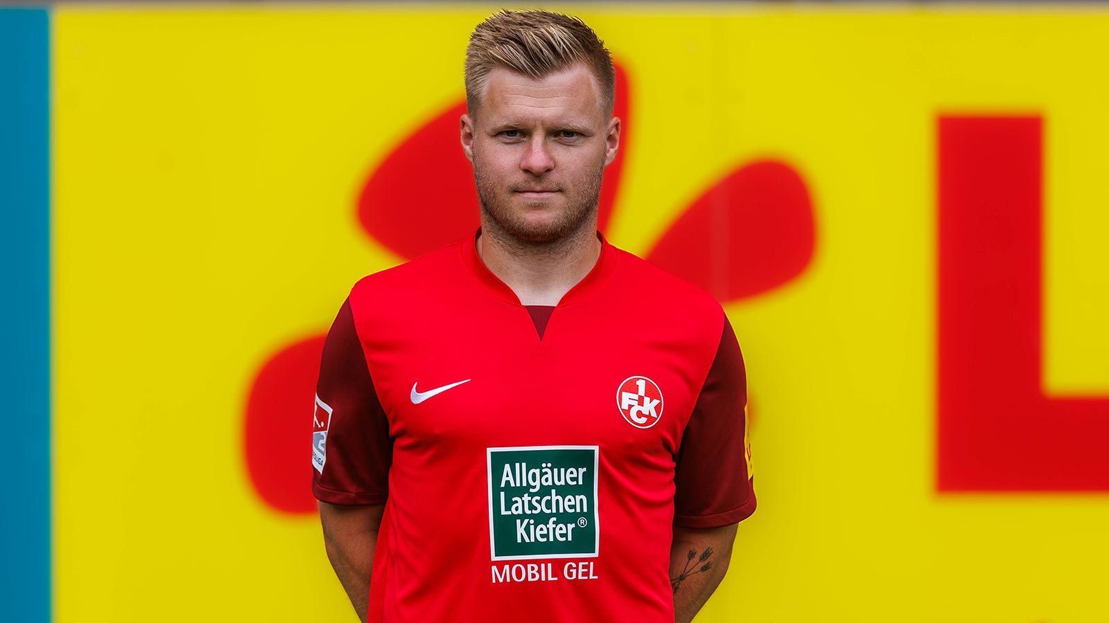 <strong>1. FC Kaiserslautern: Jean Zimmer</strong><br>
                Keine Veränderung gibt es bei den "Roten Teufeln": Jean Zimmer behält die Kapitänsbinde. Der 29-Jährige war im Sommer 2021 von Fortuna Düsseldorf an den Betzenberg gewechselt. Sein Stellvertreter ist Torwart Andreas Luthe.
