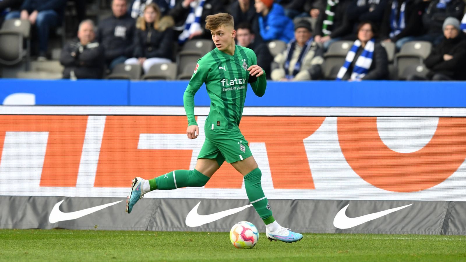 
                <strong>Luca Netz (19, Borussia Mönchengladbach)</strong><br>
                Der Name Luca Netz schwirrt schon recht lange in den Köpfen der Bundesliga-Zuschauer herum. Bereits im Januar 2021 gab er sein Bundesliga-Debüt - und dennoch ist er erst 19 Jahre jung. Sicherlich reißen weder er noch Borussia Mönchengladbach in Gänze derzeit Bäume aus, aber er darf durchaus als Linksverteidiger-Hoffnung für die Europameisterschaft gesehen werden. Es wäre nichts Neues, dass ein solch talentierter Spieler vom einen auf den anderen Tag explodiert.
              