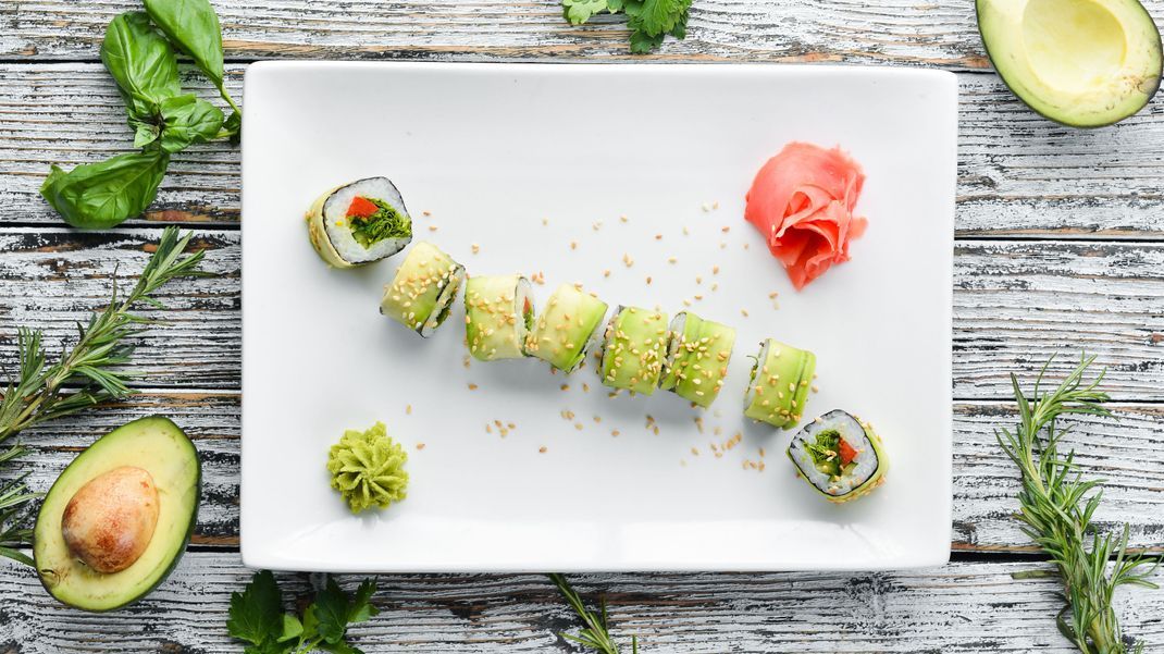 Hast du Sushi schon mal mit Gurke statt der Algenblätter probiert? Ein super Snack für die Party oder auch nur zwischendurch.