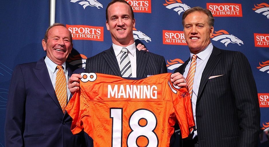 
                <strong>Peyton Manning und John Elway</strong><br>
                Doch Mannings Karriere war damit nicht beendet. General Manager John Elway (r.) holte den Quarterback zu den Denver Broncos. Die Nummer 18 sollte bei den Broncos eigentlich nie wieder vergeben werden, aber Quarterback-Legende Franck Tripucka gab höchst persönlich seine alte Rückennummer frei.
              