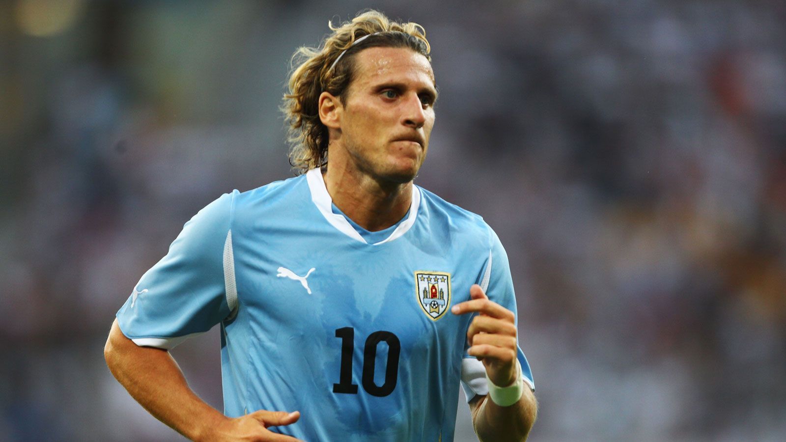 
                <strong>Diego Forlan</strong><br>
                Bester Spieler der WM 2010 war Diego Forlan. Er traf fünf Mal bei der Endrunde in Südafrika und wurde mit den Urus Vierter. In 112 Länderspielen traf der mittlerweile 39-Jährige stolze 36 Mal. Forlan nahm an insgesamt drei Weltmeisterschaften teil.
              