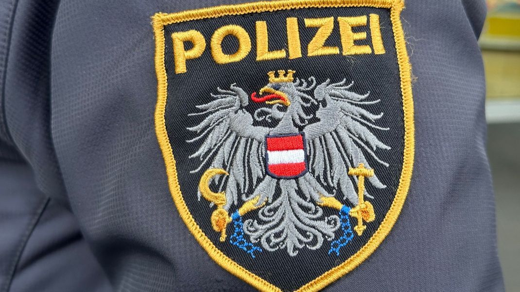 Archiv: Das Emblem der österreichischen Polizei auf einer Uniform.